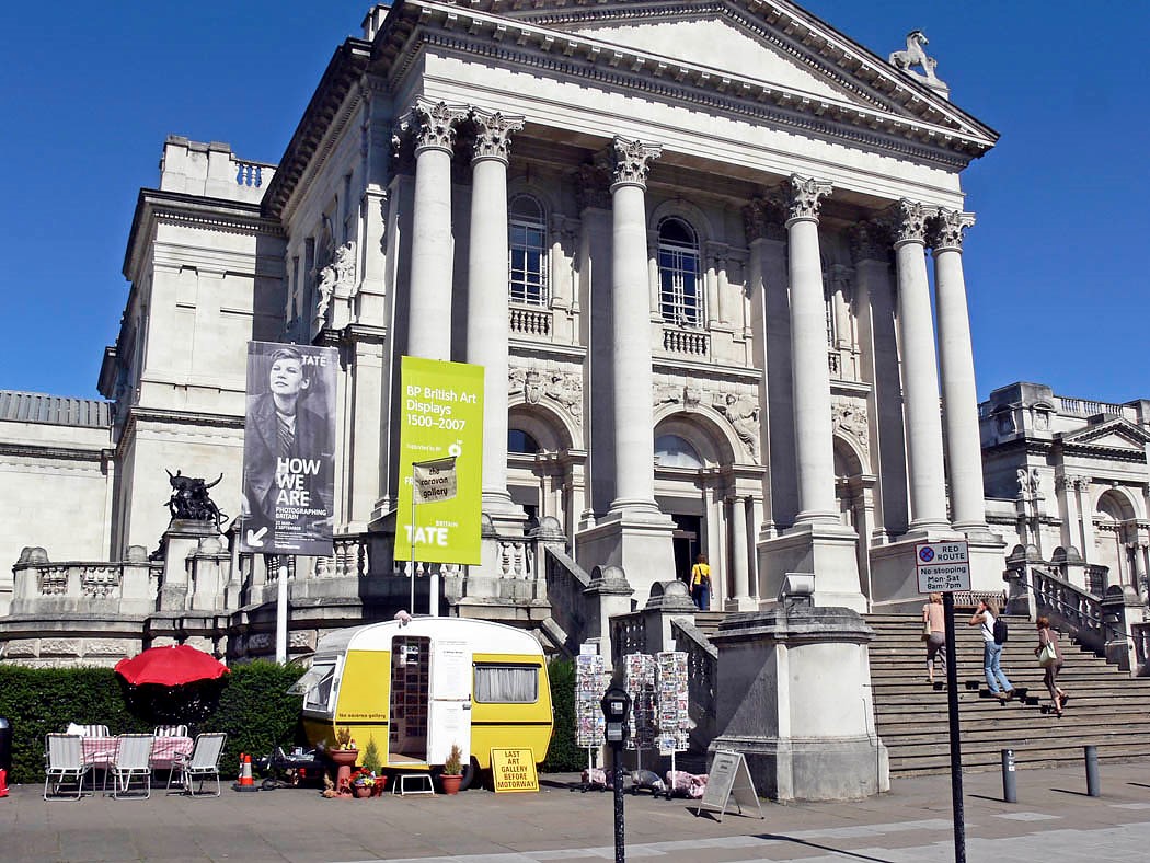 The Caravan Gallery tu allan i'r Tate.
